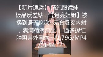 商场女厕全景偷拍多位年轻少妇的小美鲍 (3)