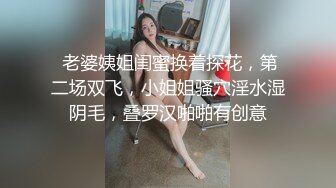 【酒店偷拍】约背带裤情人开房，不错视角拍摄，推到扒掉衣服，扛起双腿操，骑乘位深插