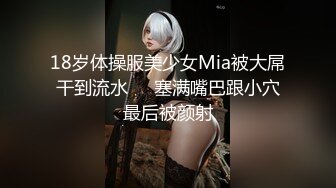 商场女厕全景偷拍一直玩手机的眼镜妹 光滑饱满的小穴 一条细长的水缝