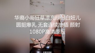 厕拍变态牛人偷窥妹子尿尿环顾了一下四周发现没人对着妹子的逼摸了一把,吓得妹子大声尖叫