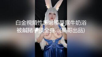 黑衣牛仔裤妹子调情69舔逼再到床上近距离拍摄开档黑丝后入猛操