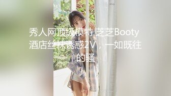 花裙尤物换上空姐制服有那味儿了，像新疆美女异域尤物