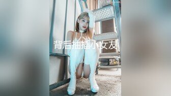 吹着哨哼着小曲路边店泄火一位穿着时髦的鸡妹