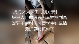 【亂倫親媽】媽媽每天打扮的風騷去見野男人，看見她穿著絲襪在打扮我沒忍住從後入了她