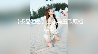  私密养生按摩馆女女按摩两人聊骚结果双双出水 痒得不行叫上男助手大黑牛直接搞尿床