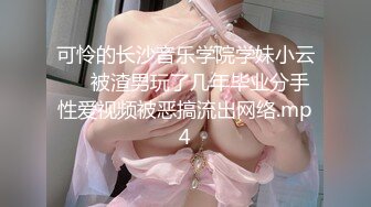 两个黄毛美少女，交换着轮着干 搞3P真是爽上天了