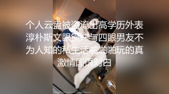 《极品CP魔手外购》坑神潜入某单位女厕隔板缝中实拍超多小姐姐方便，赤裸裸逼脸同框，妹子对着镜头看半天都没发现异常 (1)