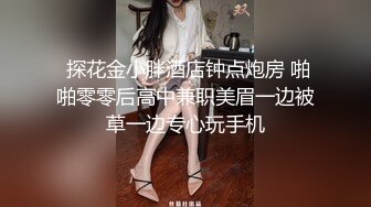 约了个牛仔短裤萌妹子换上女仆装近距离口交沙发上操上位骑乘后入大力猛操