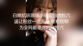   韵味十足甜美骚女，女用倒模20CM长屌，骑乘自己动，翘起屁股插入，上下套弄水声哗哗，双头龙深插