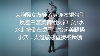 《极品CP魔手外购》快餐店女厕全景逼脸同框偸拍数位青春靓丽小姐姐方便，妹子用手机光照逼不知道是什么意思