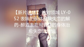 【新片速遞】 商场女厕全景偷拍漂亮美容师B毛杂乱的小黑鲍