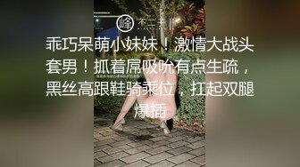 漂亮小少妇，白嫩可人，小伙真体贴，粉色拖鞋主动拿过去