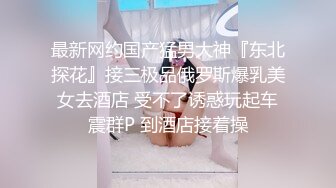  人妻榨汁机跟两个年轻小哥激情3P给狼友看，淫乱的房间被两个小哥各种玩弄，揉奶玩逼道具玩弄