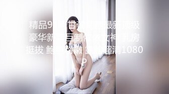 酷酷短发中性美女小姐姐自慰诱惑，撩起短袖揉捏贫乳，扭动翘臀脱掉内裤，掰穴特写拿出玻璃黄瓜快速抽插