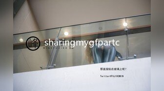 极品娇小身材却很骚小美女，情趣制服大战面罩男，撩起裙子自摸小穴