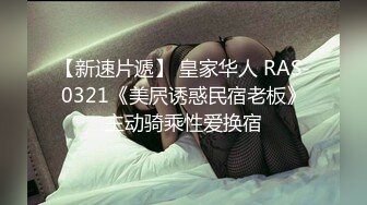 动漫展一箭双雕两个没穿安全裤JK小美女的裙底风光一个黑窄内一个绿内