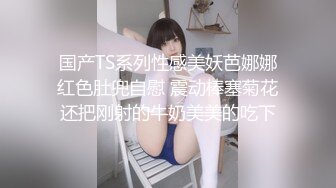 白虎豪乳蜜桃Q妹首次户外车震嫌车内空间太小，直接下车在马路边上做，不停有车路过