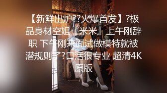 风骚的大奶少妇玩3P，让两个男人一起吃奶子好骚，嘴里同时含两根鸡巴舔弄，前插后入占满两个骚洞好不刺激