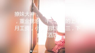 漂亮女友为了寻求刺激性爱 主动把闺蜜约到家里 一起掏出男友鸡巴舔吸套弄，男人向往啊双飞猛插