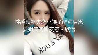 中年小夫妻居家侧入暴力无套操逼，一小会就白浆流出来