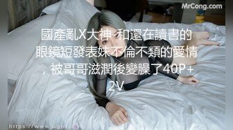 【新片速遞】帝王式服务小哥享受两个骚女的精致服务，全程露脸水床享受玩到床上让两个骚货一起舔鸡巴，轮草两女舔逼玩奶