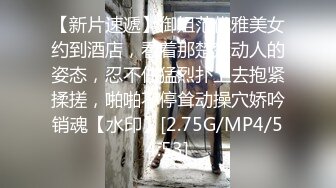 高颜值大奶美女在浴室吃鸡 这眼神一直盯着你让人受不了 顶不住啊 技术也没话说