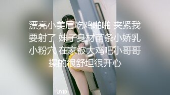 学校图书馆上自习,尾随窥视同桌上厕所,欣赏初毛鸡喷射被发现了