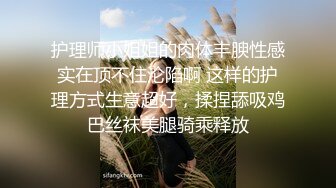 姐妹齐上阵双飞服务,按背乳推舔屌骑乘后入抽插没几下射了