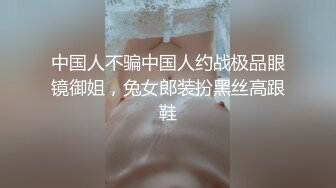 超棒女神丰乳肥臀有点妖艳，翘起屁股特写电臀，一线天极品馒头穴