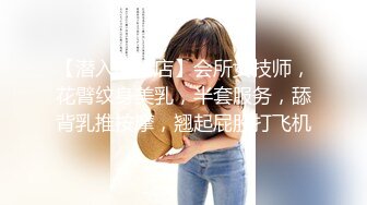 反差女神「Adeless2」隔壁的肥臀人妻總是被老公餵不飽，她說每次都想被兩個男人的雞巴插進去