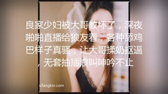 奶瓶. 性感白色吊帶上衣搭配牛仔褲 身姿苗條曼妙 致美腿性感動人