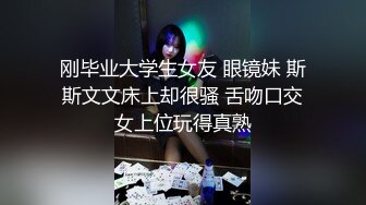 极品绿帽男邀请单男到家里来3P自己老婆，前后夹击，骚母狗爽的欲仙欲死