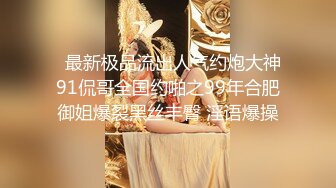 大师尾随偷拍两个美女裙底风光碎花裙靓女买小吃蓝色碎花内+长裙小姐姐买衣服买鞋格子内内可爱至极