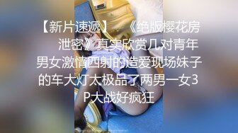 戴眼镜的老熟女私底下这么风流，邀请两炮友到家一起干，两洞齐开爽歪歪！