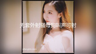 金发熟女沙发上伺候两个大鸡鸡