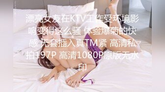 绝美反差婊女友，看似清纯可爱的女友，在床上其实一个十足的大骚逼，只要有鸡巴就能艹她