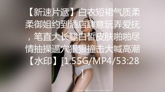 顶级绿帽奴大哥携娇妻约俩单男玩4P,三个大J8围着小少妇,手嘴闲不住