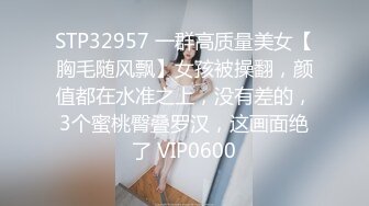 十二月最新流出国内厕拍大神潜入商场女厕全景偷拍眼镜妹看啥片子裤子也不穿站着看