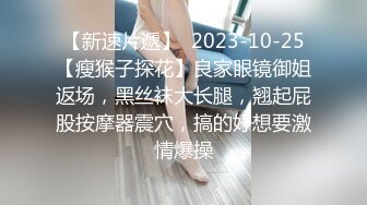 美妞厕所跪着给男友吃鸡鸡