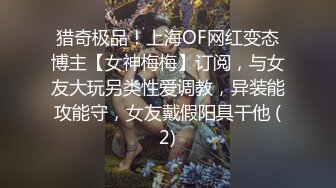 长裙美女尿完后一直臭美照镜子